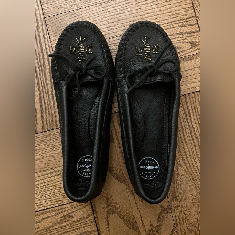 Minnetonka / Black Beaded Moccasins / 7-8